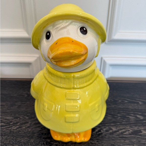 1960'S METLOX 'PUDDLES THE DUCK’ IN YELLOW RAINCOAT CERAMIC COOKIE JAR
